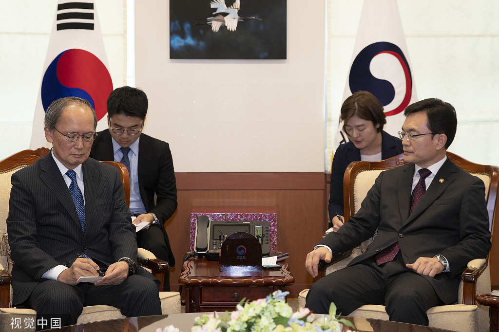 当地时间2019年8月2日，韩国外交部召见日本驻韩大使长岭安政，强烈抗议日本政府当天决定将韩国移出简化出口手续的“白名单”。图/视觉中国