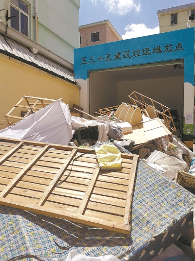 《上海市生活垃圾管理条例》实施月余长宁一小区分类垃圾桶还没到位