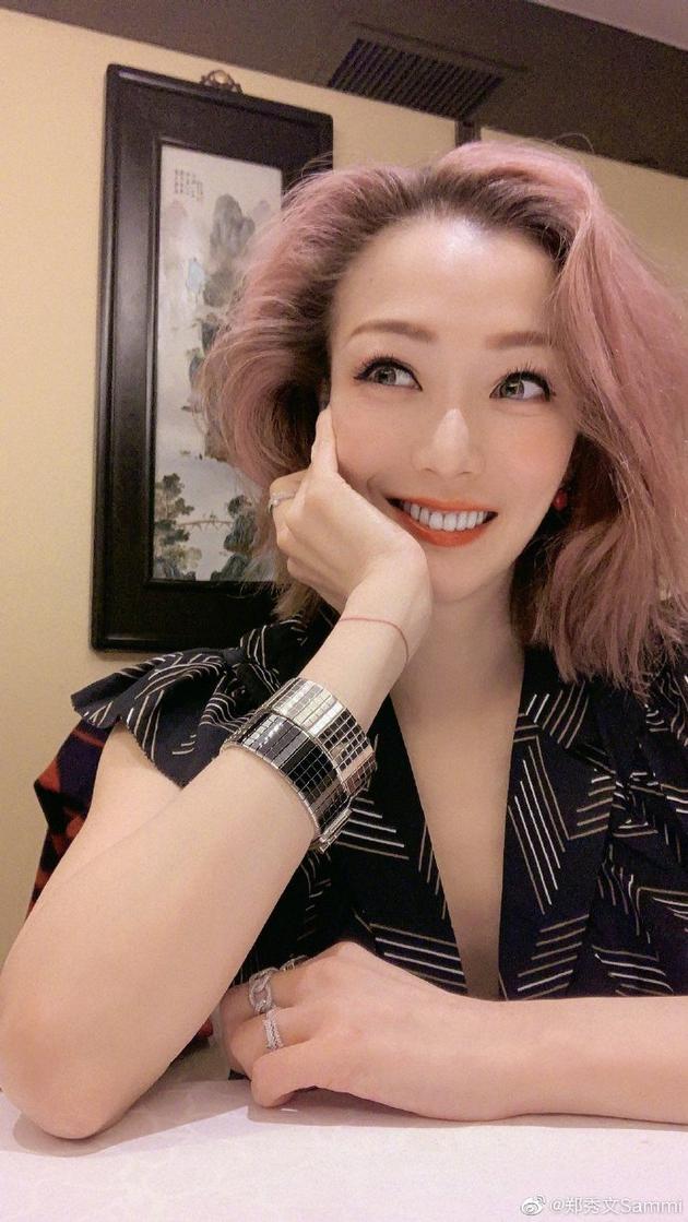 郑秀文托腮眼神迷人 8月2日,郑秀文在微博分享日常,晒出两张托腮自拍