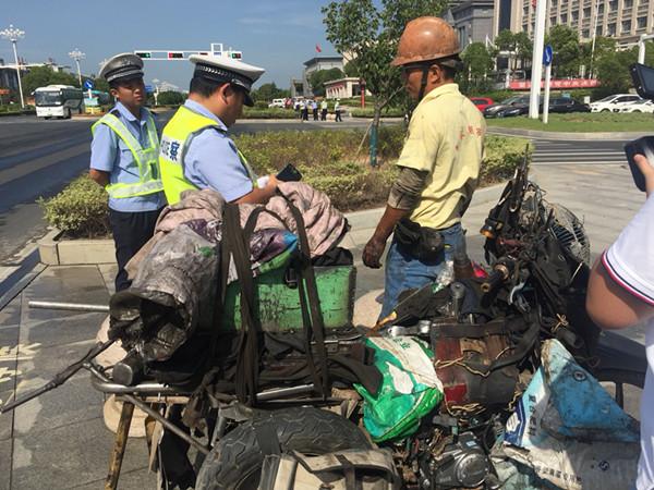 兩輛報廢摩托拼成一輛,警察追了2公里才逮到他|摩托|摩托車_新浪新聞