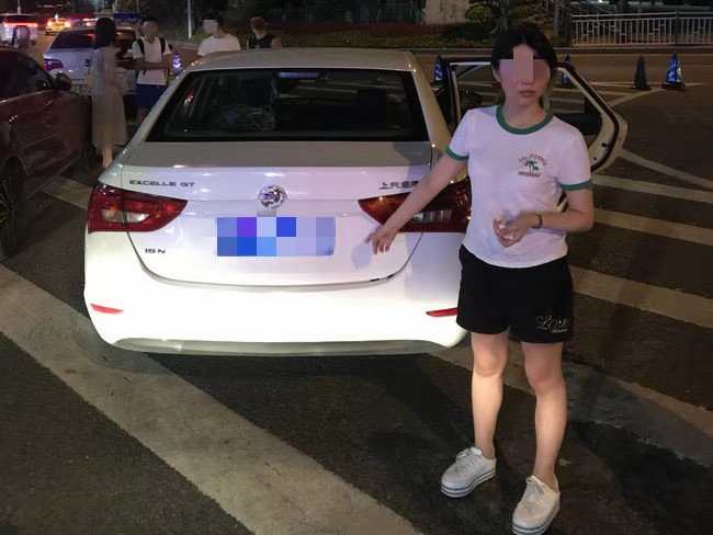 無證駕駛的秦某。? 渝中警方 供圖