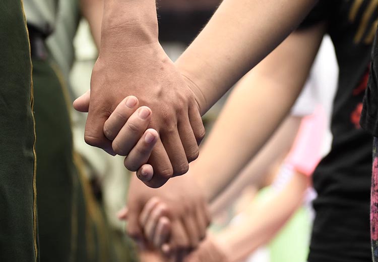 大手拉小手 心灵开窗口 西城困境儿童走进军旅夏令营|武警战士_新浪新