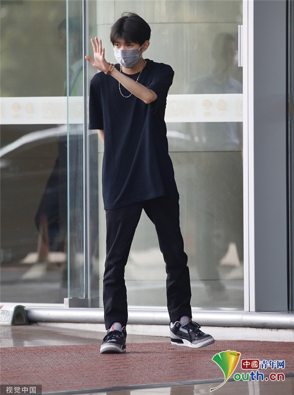 王源一身酷黑look帅气转身与粉丝挥手打招呼