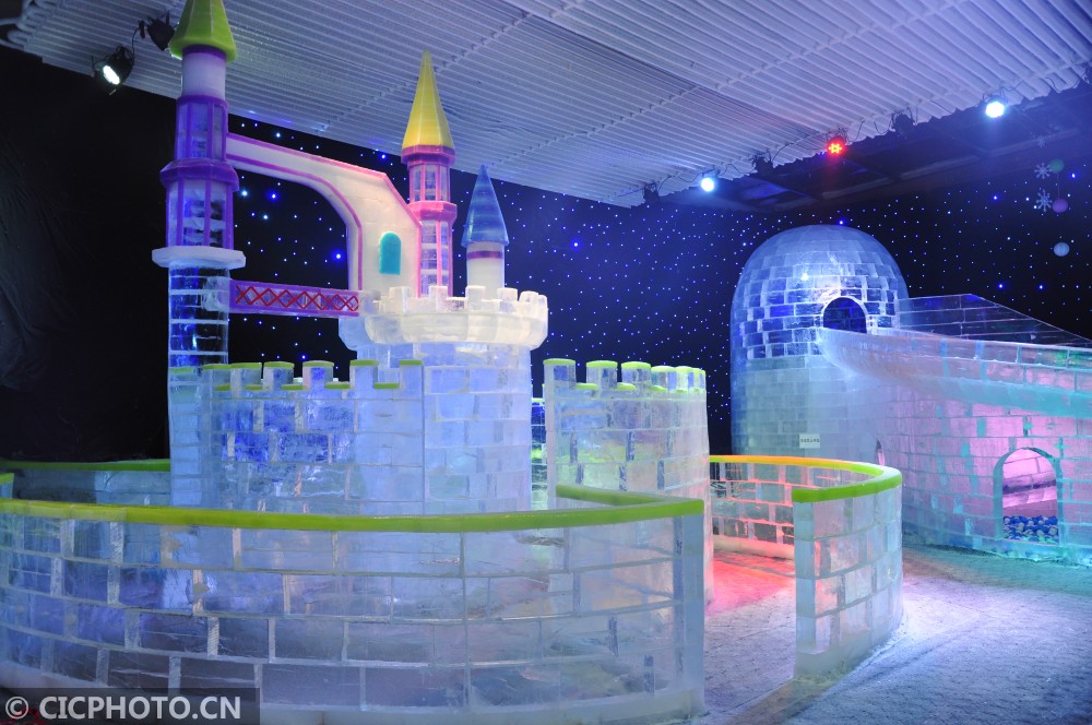 山东聊城夏季冰雪节让人过足冷瘾