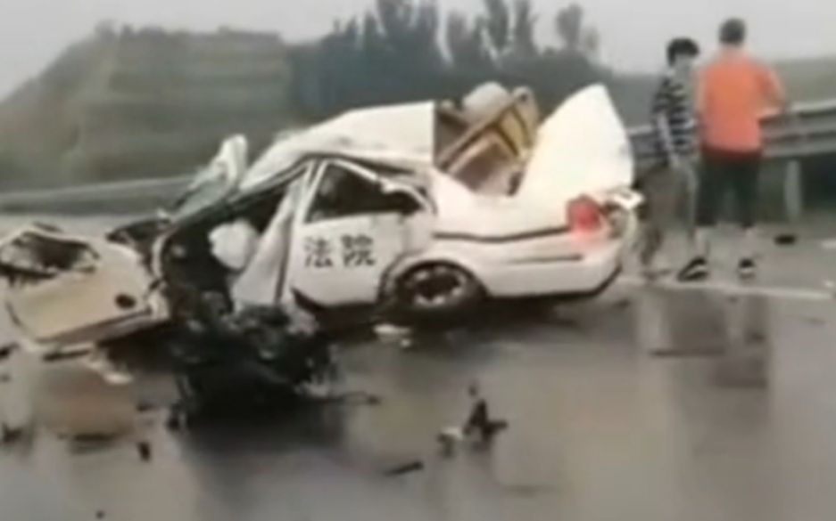 视频显示，一辆车受损严重，车身印有“法院”字样。视频截图
