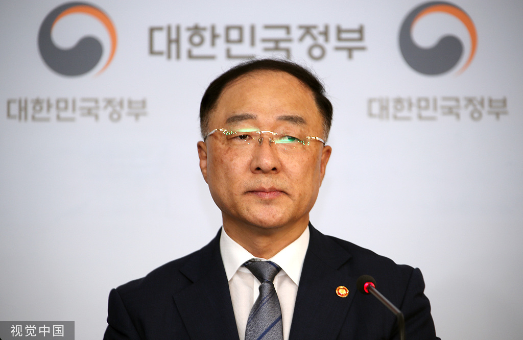 当地时间2019年8月2日，韩国财政部长洪楠基出席发布会，表示韩国将把日本从其值得信赖的贸易伙伴“白名单”中移除。图/视觉中国