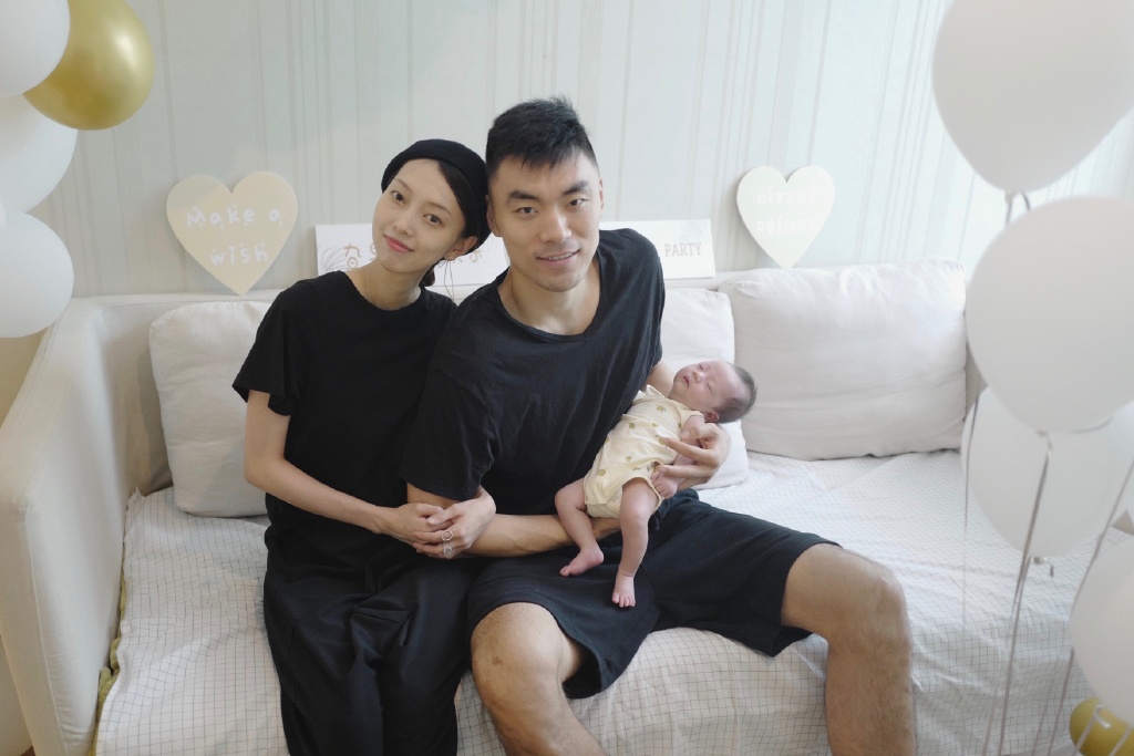 辽籍男篮国手晒儿子满月照睡相超萌名字有寓意模特娇妻1米8