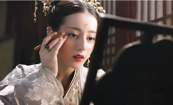 女星古装对镜梳妆,杨幂赵丽颖热巴舒畅蒋欣李沁张含韵谁最惊艳
