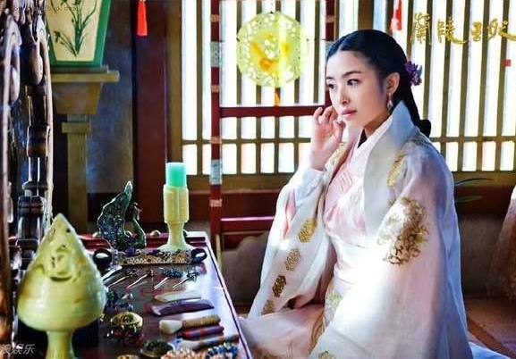 女星古装对镜梳妆,杨幂赵丽颖热巴舒畅蒋欣李沁张含韵谁最惊艳