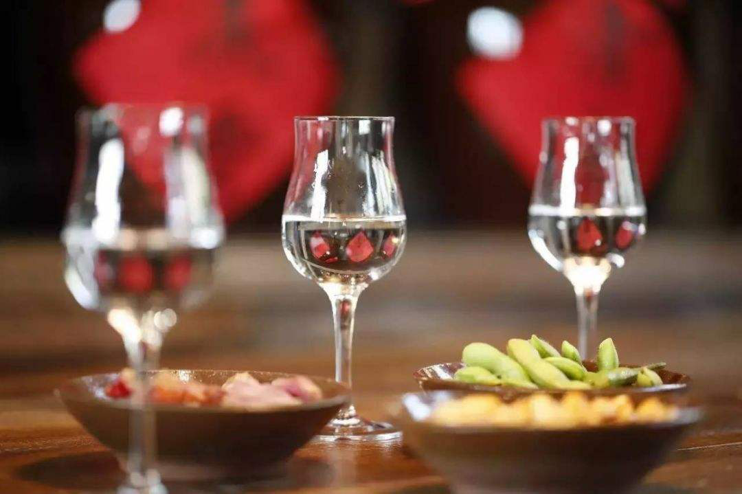 老外品酒师看不起中国白酒,拿起杯子一口闷,下一幕老外表情亮了