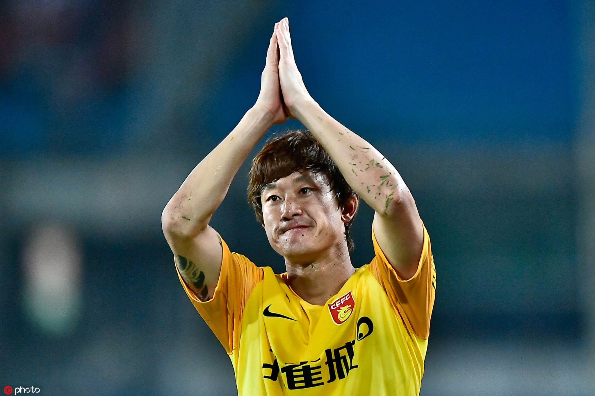 池文一赛后独自鞠躬致谢国安球迷