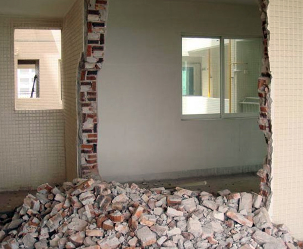 旧房翻新拆除主要是拆除墙面，重新规划空间，通过设计让空间更符合你的需求