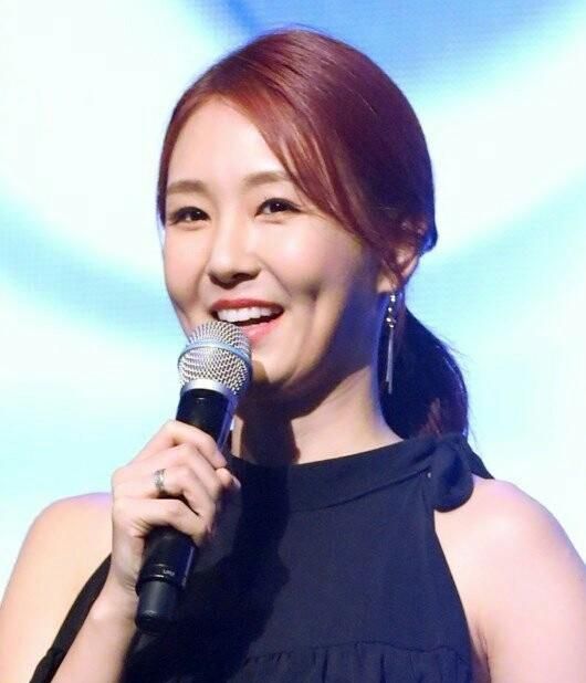 热点追踪:萧敬腾一拿话筒就下雨;吴静妍爆安七炫劈腿!