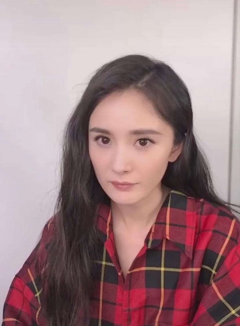 32岁杨幂素颜出镜,格子衫让她嫩回18岁,网友:这身材我酸了