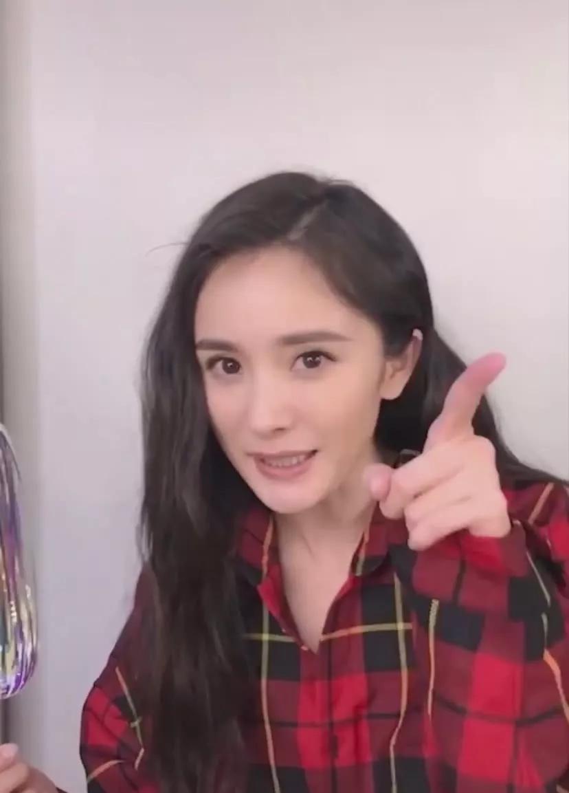 32岁杨幂素颜出镜,格子衫让她嫩回18岁,网友:这身材我酸了