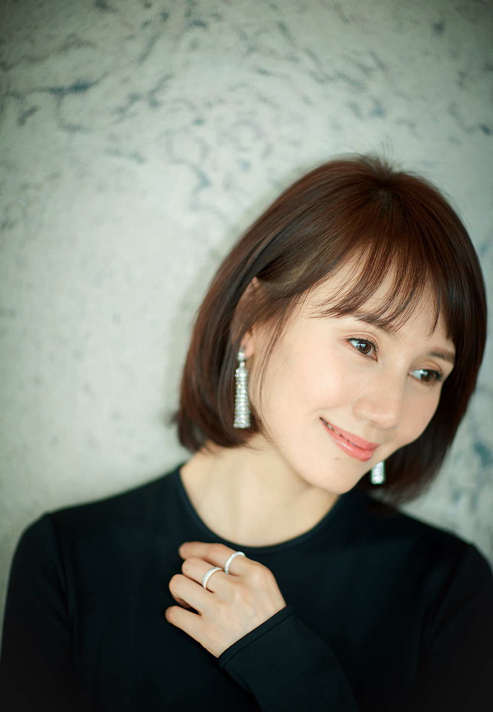 袁泉剪掉十年长发是对的不光提升了袁泉衣服品味也超级高级