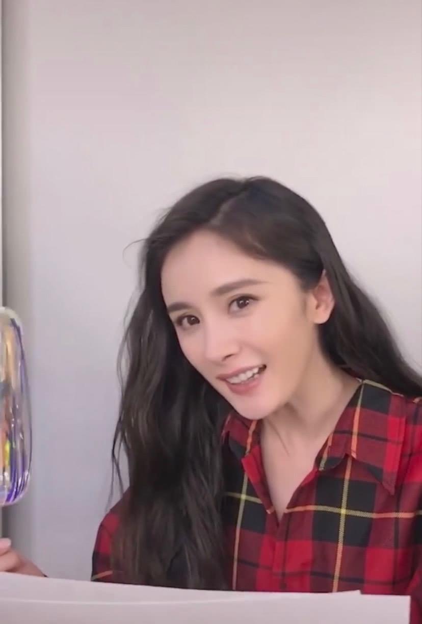 32岁杨幂素颜出镜,格子衫让她嫩回18岁,网友:这身材我酸了