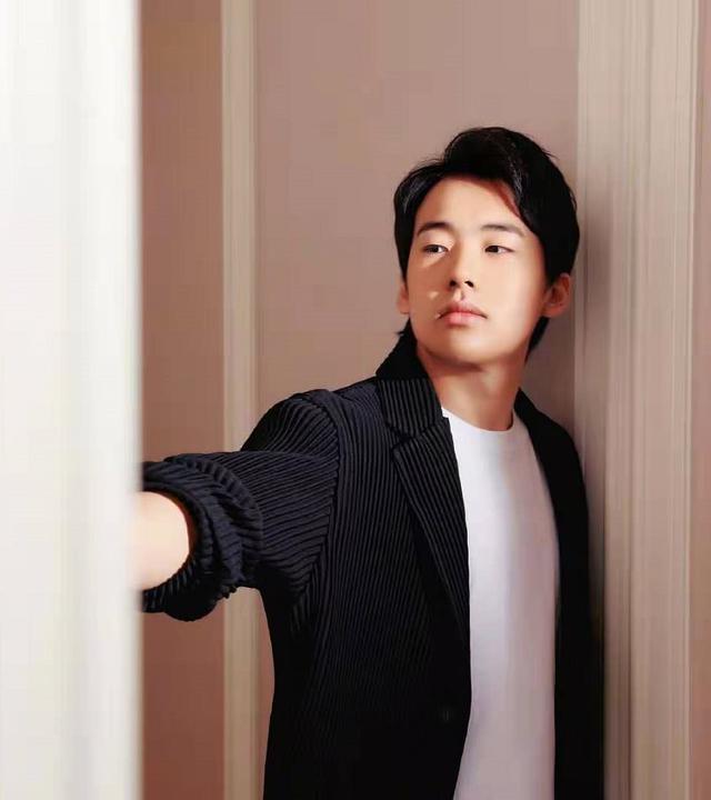 郭麒麟大胆晒素颜照片白t黑褂显慵懒网友还是笑起来好看