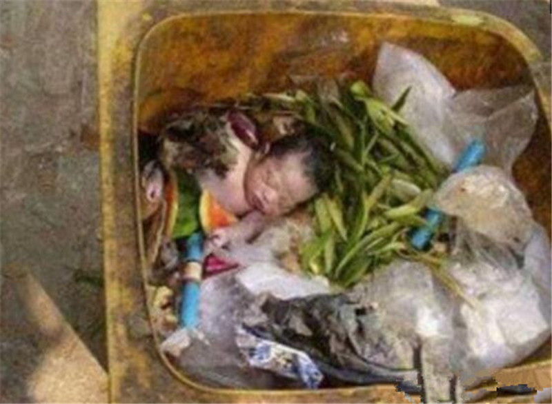 拾荒老人捡拾垃圾时,发现垃圾堆里的婴儿,他的做法感动了很多人