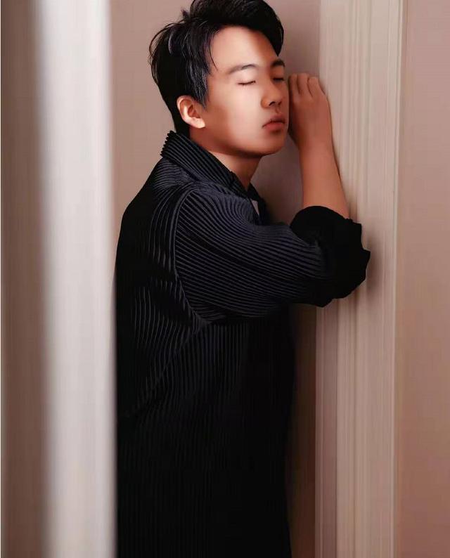 郭麒麟大胆晒素颜照片白t黑褂显慵懒网友还是笑起来好看