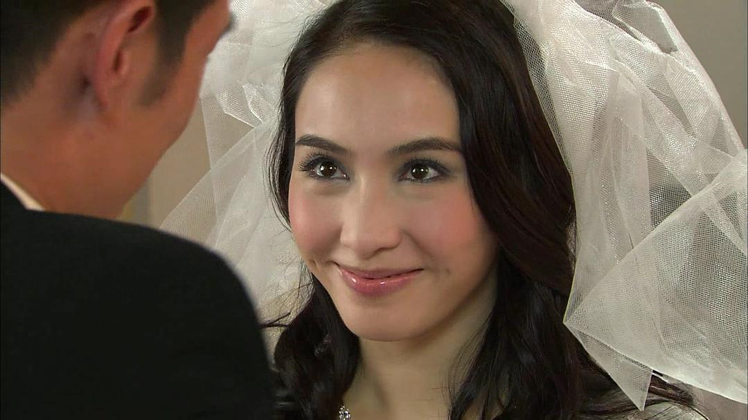 也会放弃一切原则,甚至做出对家人不利的事;大姐康雅言最沉稳持重,在