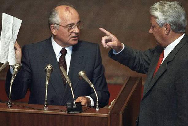 1991年8月23日，戈尔巴乔夫（左）在俄罗斯联邦最高苏维埃非常会议发言时，受到叶利钦（右）发起的带有侮辱性的质询