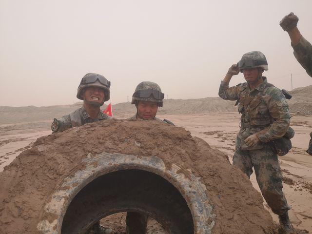 新疆喀什军分区某部组织极限体能训练