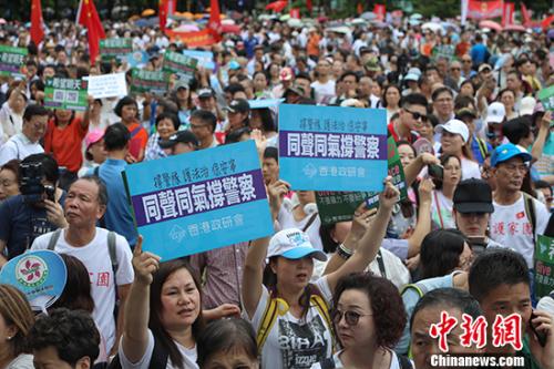 8月3日，团体“香港政研会”下午3时在维多利亚公园草地举行“希望明天”反暴力音乐会，表达对警队的支持。图为现场聚集大批民众，不少市民拿起“同声同气撑警察”横幅，众人一起为警察加油，希望香港警察撑下去，保护香港。 中新社记者 谢光磊 摄