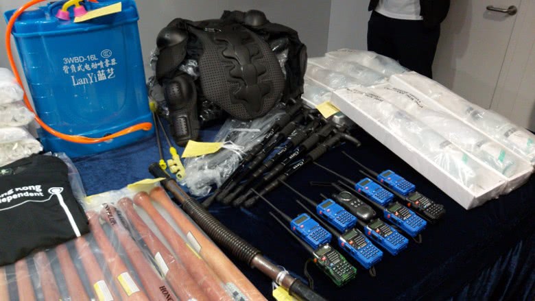 港警:他们想对我们使用“强力激光炮” 香港警方查获的通讯器材和护甲等 图自港媒
