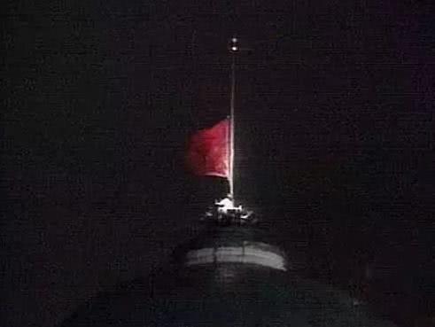 1991年12月25日，苏联国旗从克里姆林宫上空降落