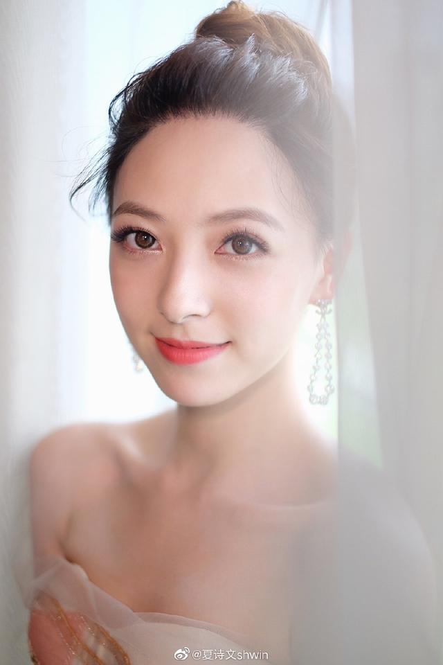 十有八九都跟平常的精修照判若两人老实说,夏诗文算是台上ps前后相差