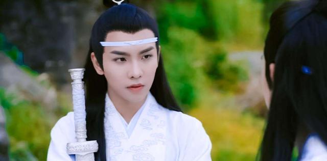 坎坷的他,靠两男主翻身,成为全剧最幸福的人也就是一开始在电视剧开头