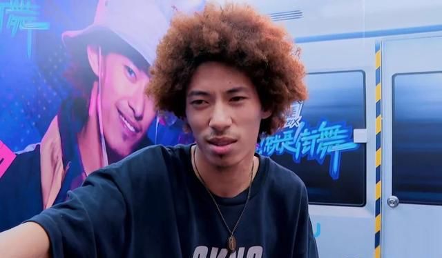 了,不仅仅是因为他有着标志性的爆炸头,以及非常有个人特色的locking