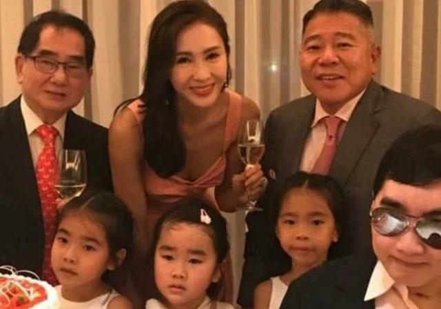 黎姿度假晒与三个女儿背影照,颜值爆棚个个大长腿!