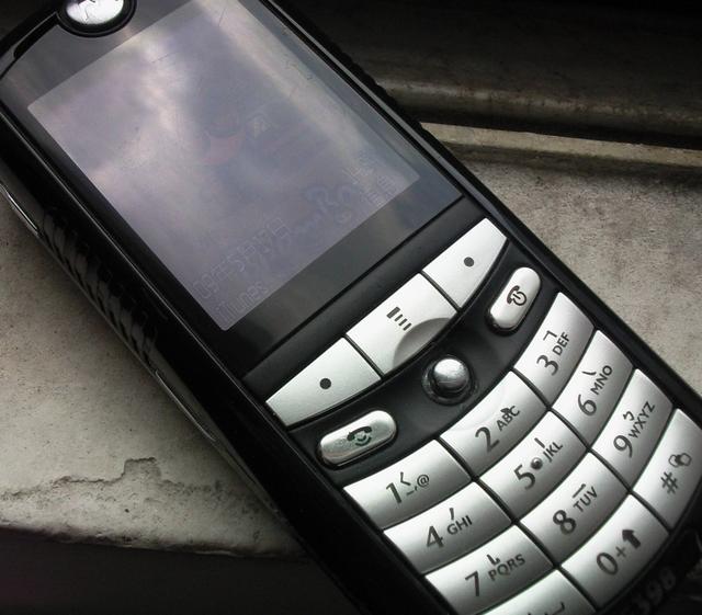 吃灰多年的摩托罗拉e398外放依旧霸气媲美大音响