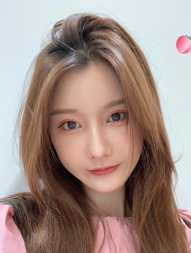 网红滕雨佳平常的照片,是带点可爱的小美女.微博红人节成网红照妖镜?