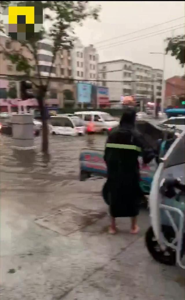 河南多地暴雨导致路面积水，水中漂浮尸体，疑似被路面积水淹死休闲区蓝鸢梦想 - Www.slyday.coM