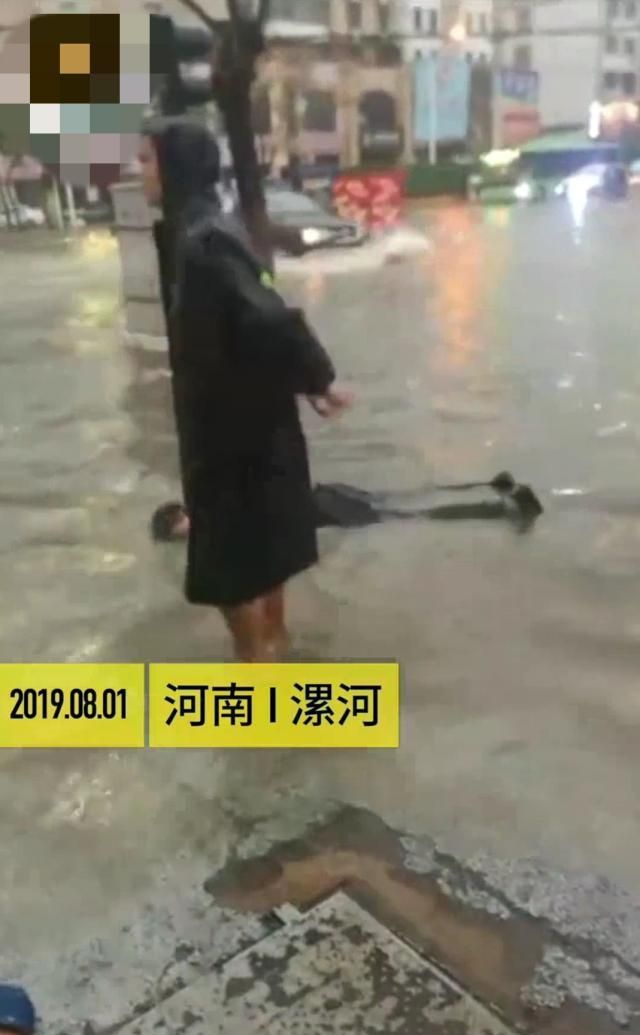 河南多地暴雨导致路面积水,水中漂浮尸体,疑似被路面积水淹死休闲区蓝鸢梦想 - Www.slyday.coM 河南多地暴雨导致路面积水,水中漂浮尸体,疑似被路面积水淹死休闲区蓝鸢梦想 - Www.slyday.coM