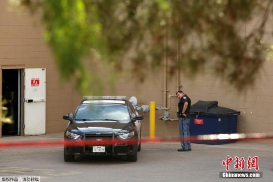3日，得克萨斯州州长格雷格·阿博特在记者会上表示，该州埃尔帕索市购物中心枪击事件造成20人死亡。他说：“埃尔帕索市20名无辜者失去了生命。”另据埃尔帕索市警察局长格雷格·艾伦补充称，受伤人员为26人。图为警方封锁现场。