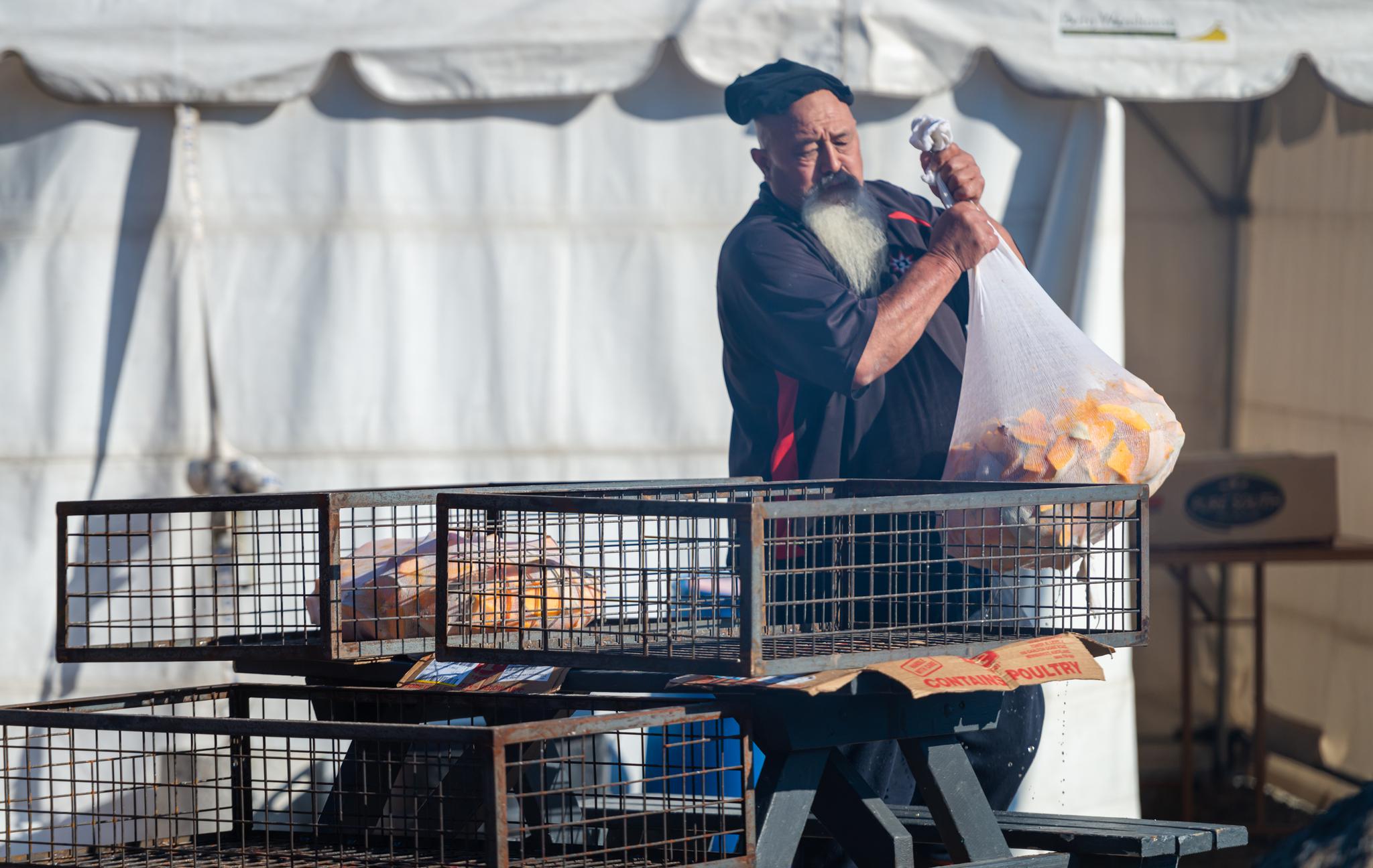 新西兰毛利人展示传统美食"窑烤"