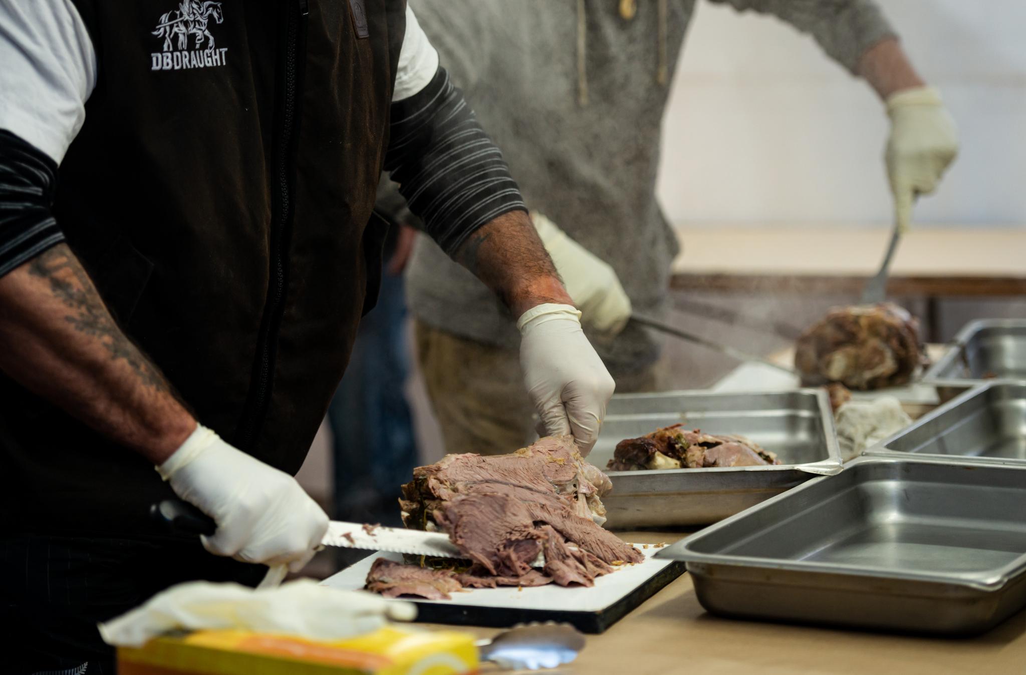 新西兰毛利人展示传统美食"窑烤"
