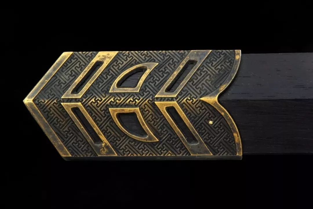 剑鞘,采用鸡翅木制作,鸡翅木的材质细腻坚硬,用其制作剑鞘,纹理清晰