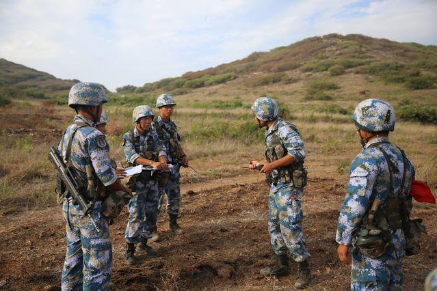 海军陆战队某旅组织炮兵分队开展实弹射击训练