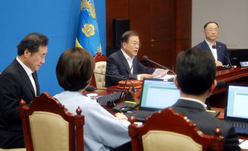 8月2日，在韩国首尔，韩国总统文在寅（中）主持召开紧急国务会议。新华社/路透