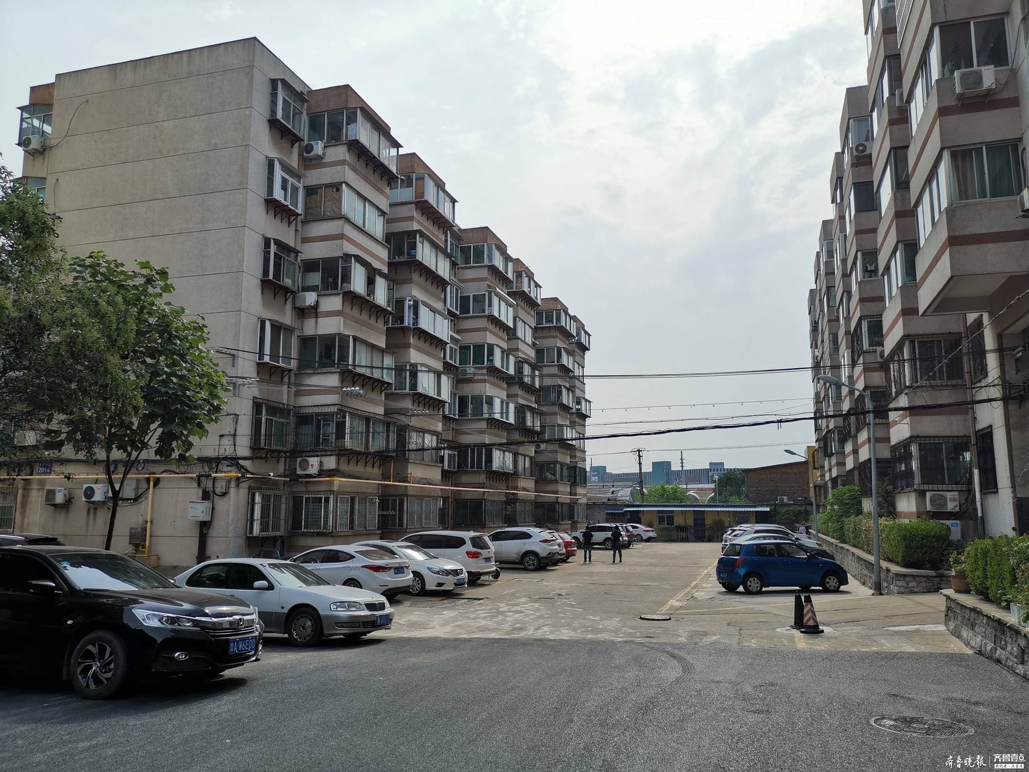 济南一老旧小区改造四栋楼只改三栋因补贴不够?街道办:还没完工
