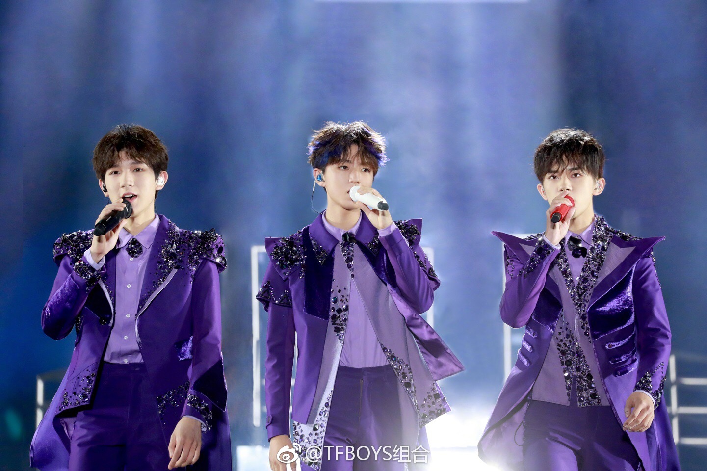 tfboys六周年舞台现场照来了!标志性logo醒目,超酷!
