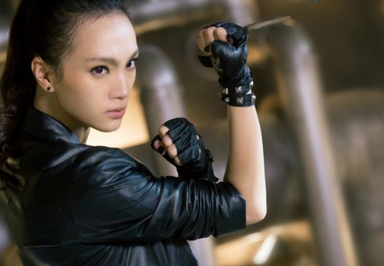 这几年的魏璐也是积极寻找突破,希望塑造各种类型的角色,参演了军旅剧