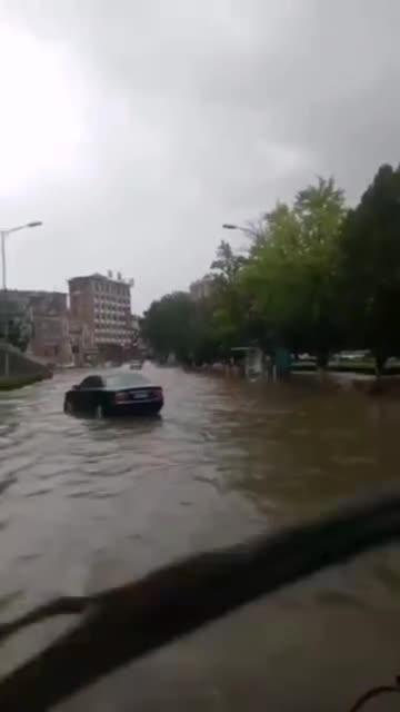 快速推水玩大了，大连一辆劳斯莱斯库里南涉水后熄火！