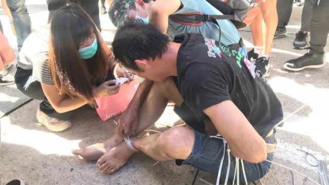 香港司机冲击示威者私设的路障竟被捆绑手脚