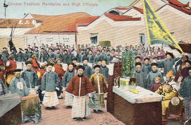 清末上色老照片:镜头下头戴刑枷的死刑犯,斩首现场让人感到可怕